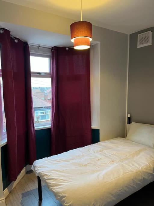 Ovington Grove 2 Fully Equipped Kitchen Free Parking 3 Bedrooms Netflix Newcastle upon Tyne Exterior photo